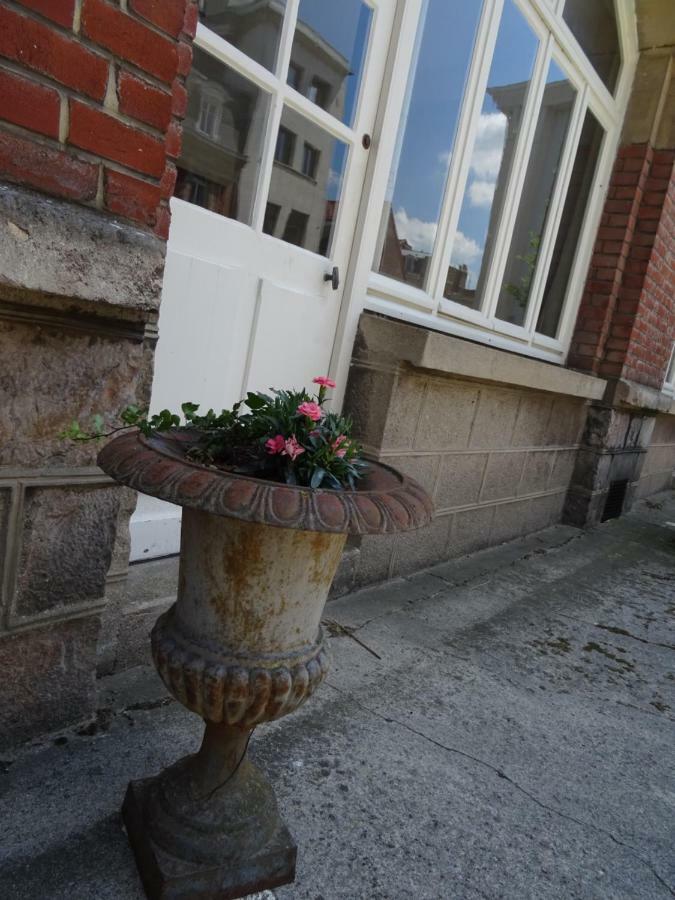 Au Pied Du Beffroi Arras Exterior foto